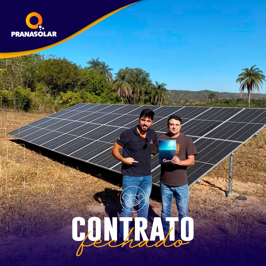 Equipe Prana Solar com cliente ao lado de usina solar em área rural