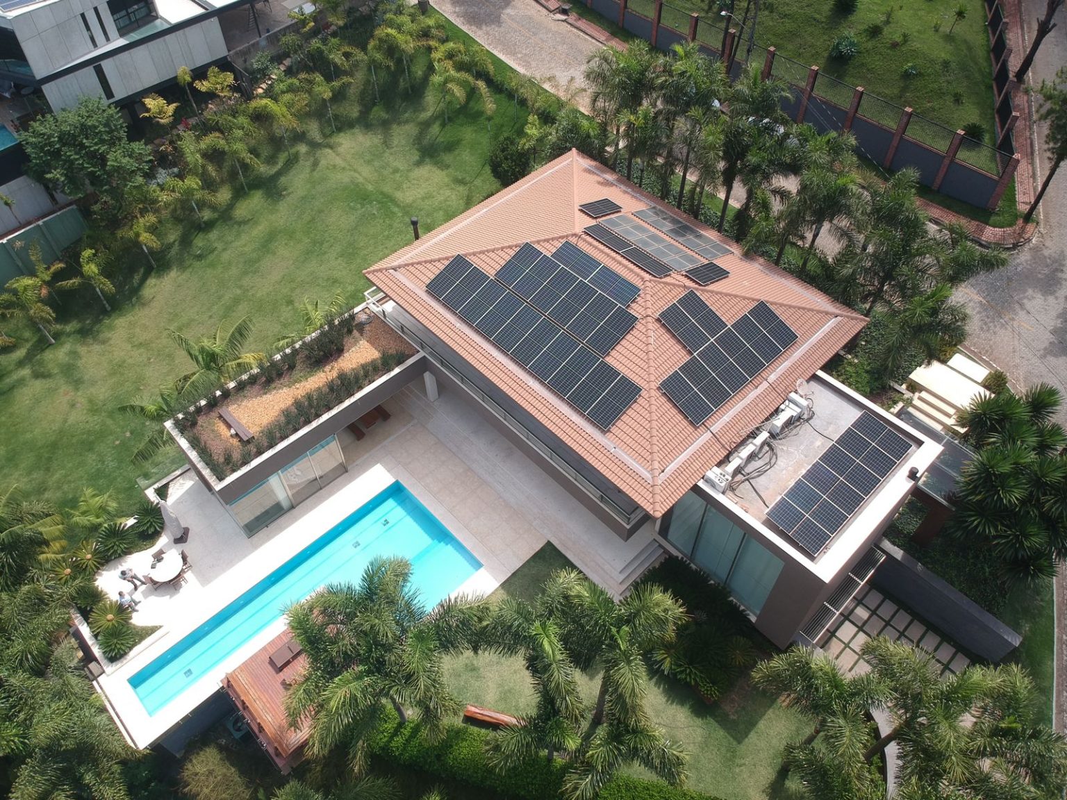 Sistema de energia solar fotovoltaica instalado em telhado residencial